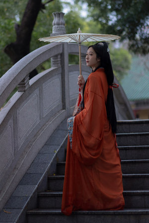 美女裸乳露臀和男人做